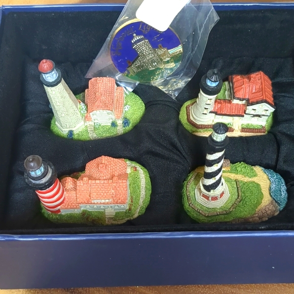 Harbour Lights Mini Lighthouses and Pin - Picture 1 of 7